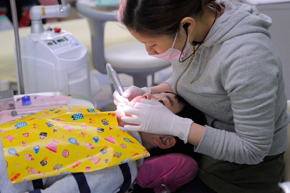 リラックスして治療を受ける子供